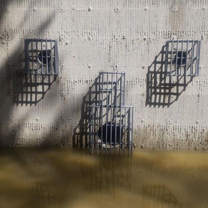 砂防堰堤 抜水装置用スクリーンの製作・施工（三重県名張市）