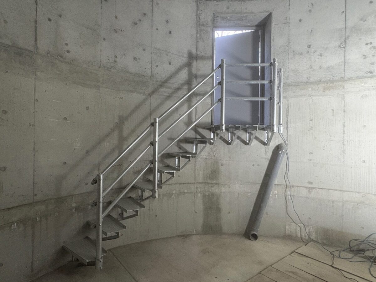 人気定番商品「鋼製簡易階段」をカスタムして製作しました（長野県）